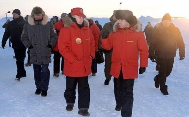 Новый преемник? На фото с Путиным в Арктике увидели интересный момент