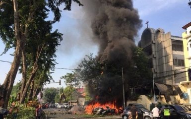 У церквах Індонезії сталася серія терактів, багато поранених і загиблих: з'явилися моторошні фото і відео