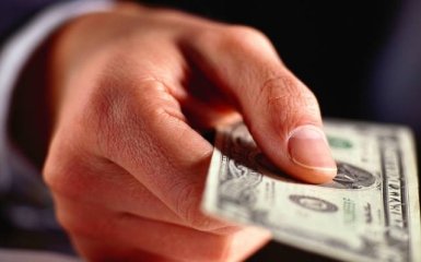 Чиновник вимагав хабар у волонтерів