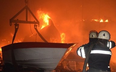 Вночі у Миколаєві вщент згорів цех із виробництва яхт: з'явилися фото та відео
