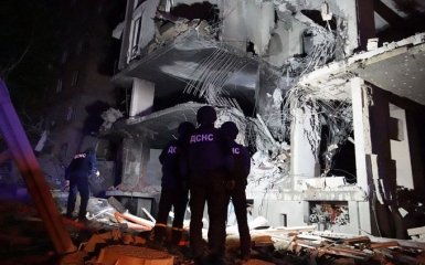 Под обломками разрушенного ракетой РФ дома в Киеве нашли погибшего