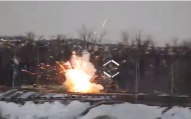 "Привітали з 23 лютого": опубліковано відео потужного удару ЗСУ по позиції бойовиків на Донбасі