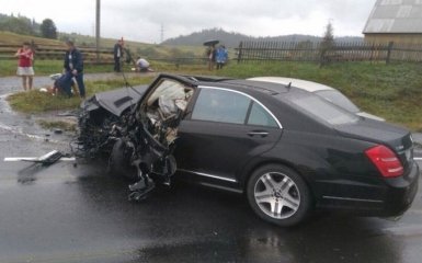 Депутат на Mercedes потрапив в аварію на Львівщині: з'явилися фото