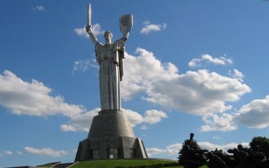 Герб СРСР знімуть з монументу в центрі Києва