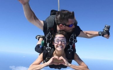 Ніна Добрев захопилася стрибками з парашутом