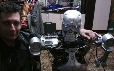 Програміст роздрукував на 3D-принтері термінатора, що говорить: з'явилося відео