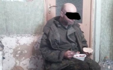Украинские бойцы показали захваченного в плен террориста РФ