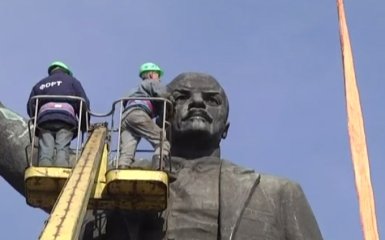 В Запорожье взялись за снос самого большого Ленина: опубликовано видео