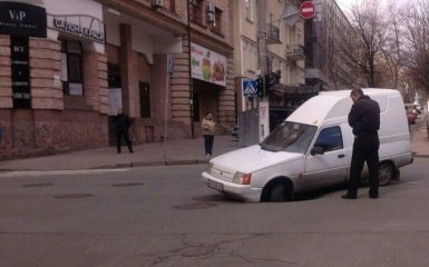 Машина провалилась под асфальт прямо в центре Киева: опубликованы фото