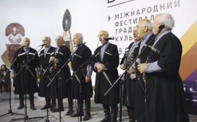 Ангел с мечами и грузинские танцы: появилось яркое видео с фестиваля в Киеве