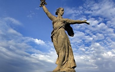 Український художник намалював кровожерливу російську Батьківщину-матір