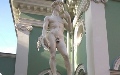 В Петербурге позаботились о духовных скрепах и прикрыли «неприличную» статую: появилось видео