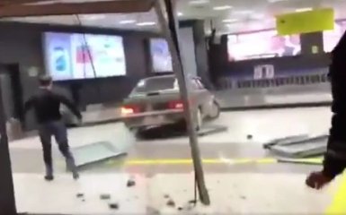 Пьяный россиянин покатался на авто по аэропорту: сеть в восторге от видео