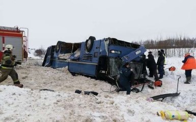 У Росії перекинувся автобус з дітьми, загинули 7 осіб: з'явилося моторошне відео з місця аварії