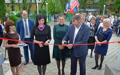 Сепаратисты в Донецке похвастались зданием, которое отобрали у «американцев»: появились фото