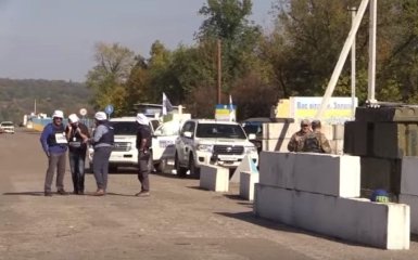 Отвод боевой техники на Донбассе: появилось видео с места событий