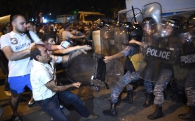 У Єревані силовики розігнали протестувальників під будівлею поліції
