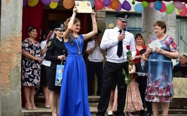 Випускний під обстрілами: з'явилися фото прифронтового Донбасу