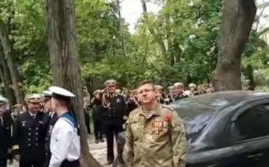 В Одессе ветерана войны поздравил оркестр ВМС: появилось видео