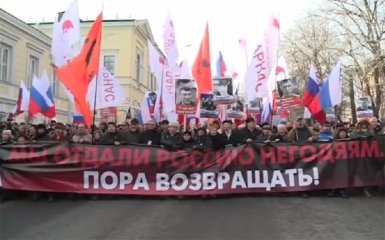 В России засомневались, зачем РФ Крым, и провели акцию с флагом Украины: появилось видео