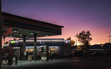 Найбільша мережа АЗС в Україні припиняє роботу всіх станцій