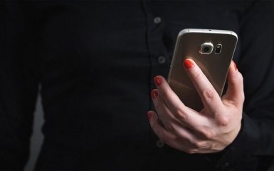 Во Франции запретили в школах пользоваться смартфонами