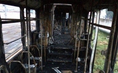 У Києві спалахнули трамваї в депо: опубліковані фото