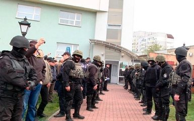 Полиция задержала 30 человек с арсеналом оружия у здания "Черкассыоблэнерго": появились фото и видео