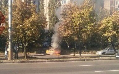 В Киеве прямо на улице загорелась машина: появились впечатляющие фото