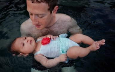 Марк Цукерберг учит дочь плавать