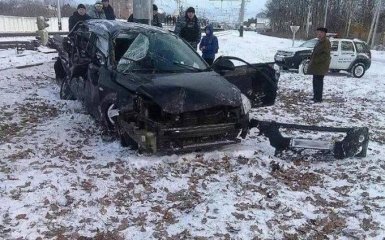 Под Киевом произошло жуткое ДТП с поездом: появились фото