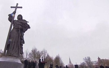 Памятник Владимиру в Москве пытался убежать: соцсети насмешила актуальная шутка