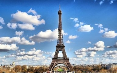 У Парижі загорілася одна з визначних пам'яток: з'явилися фото і відео