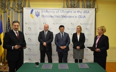 Украина и США погасили почтовую марку по случаю 25 годовщины дипотношений