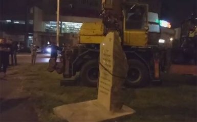 В Одессе демонтировали памятный камень в честь советского маршала Жукова: появилось видео