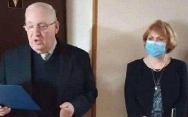 У києвському виші відкрили туалет з шампанським та червоною стрічкою — відео