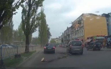 Сильний вітер у Києві: у мережі з'явилося драматичне відео з столиці