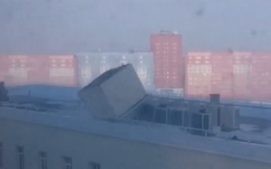 Опубліковане відео урагану в Росії: вітер зносить людей і рухає літаки