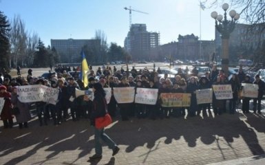 В Николаеве под горсовет принесли могильные кресты: появились фото и видео