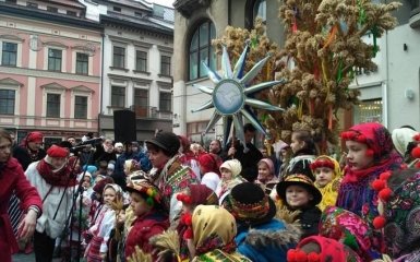 У Львові встановили гігантський різдвяний Дідух: опубліковані яскраві фото