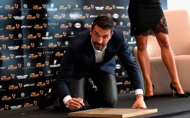 Легендарный Буффон завоевал престижнейшую футбольную награду: опубликованы фото