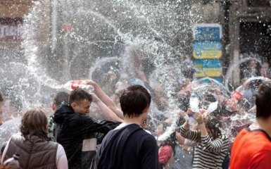 В Украину пришел "поливальный понедельник": названы традиции этого дня
