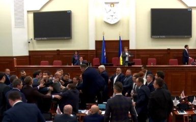 В Киевсовете подрались депутаты: появились фото с места событий