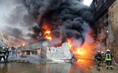 В Киеве вспыхнул мощный пожар: появились фото и видео