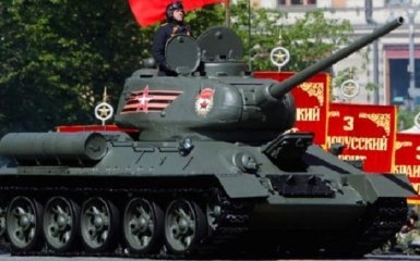 На параді у Москві проїхався лише один старий танк — епічне відео