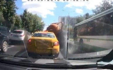 Вибух машини з нечистотами в Москві повеселив мережу: опубліковано відео
