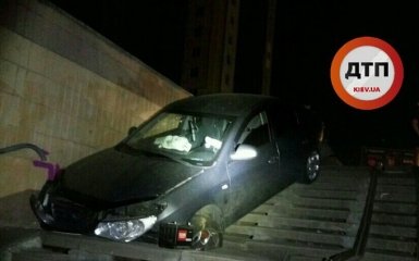 Пьяный водитель в Киеве влетел в подземный переход: опубликованы фото
