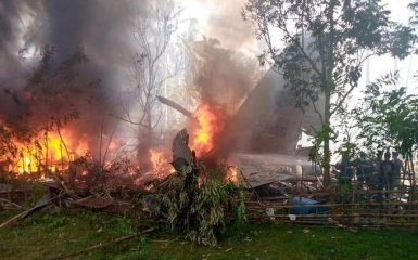 На Филиппинах разбился военный самолет с 92 людьми на борту