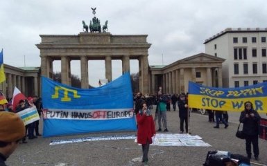 "Стоп Путин, стоп война": в Берлине провели акцию против оккупации Крыма Россией