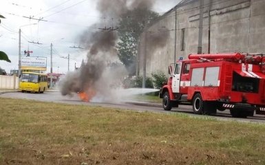 Во Львове такси вспыхнуло прямо на дороге: появились фото и видео